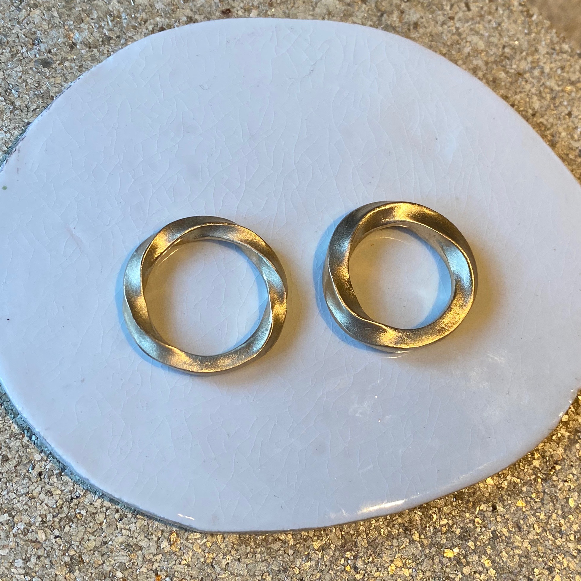 Geel gouden gedraaide trouwringen mat. 4 mm en 3 mm dik.