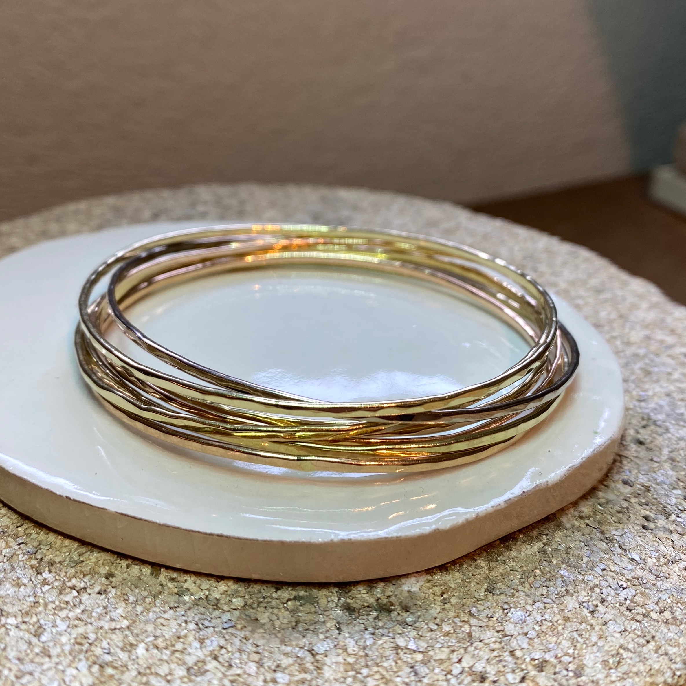 3 kleuren gouden gehamerde armbanden