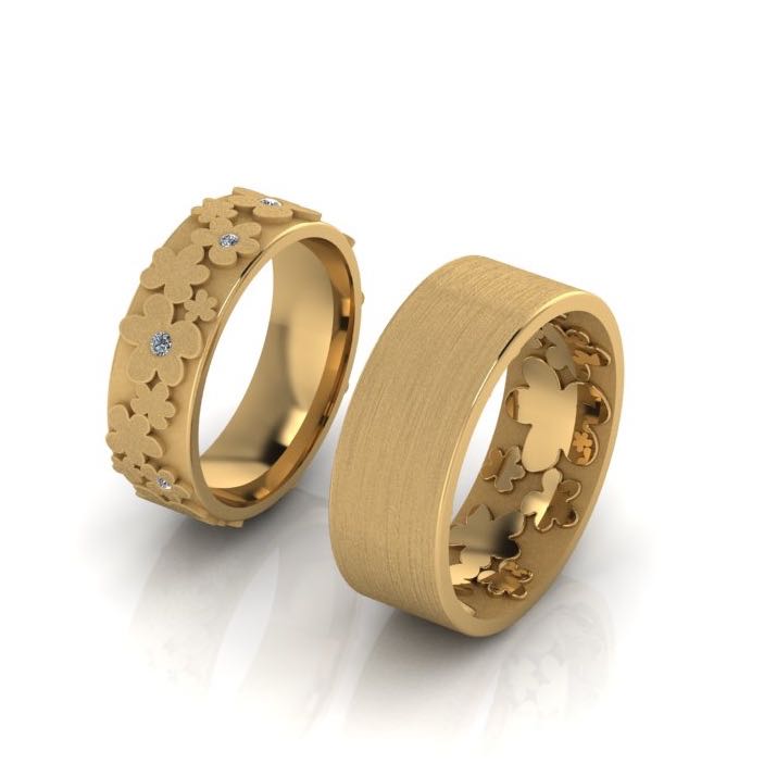 Geel gouden relatie ringen met bloemmotief en diamant.