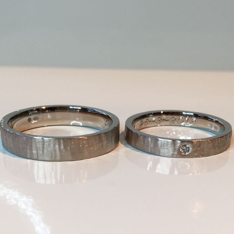 Witgouden ring gehamerd en gematteerd, met diamant in de dames ring.