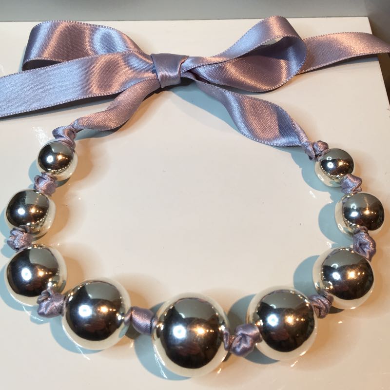 Zilveren ballen collier.