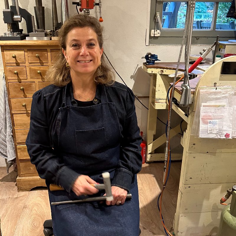 Goudsmid Juliette Kleinhans aan het werk