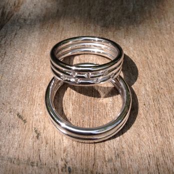 14 krt wit gouden ringen, de dames ring gezet met briljanten.