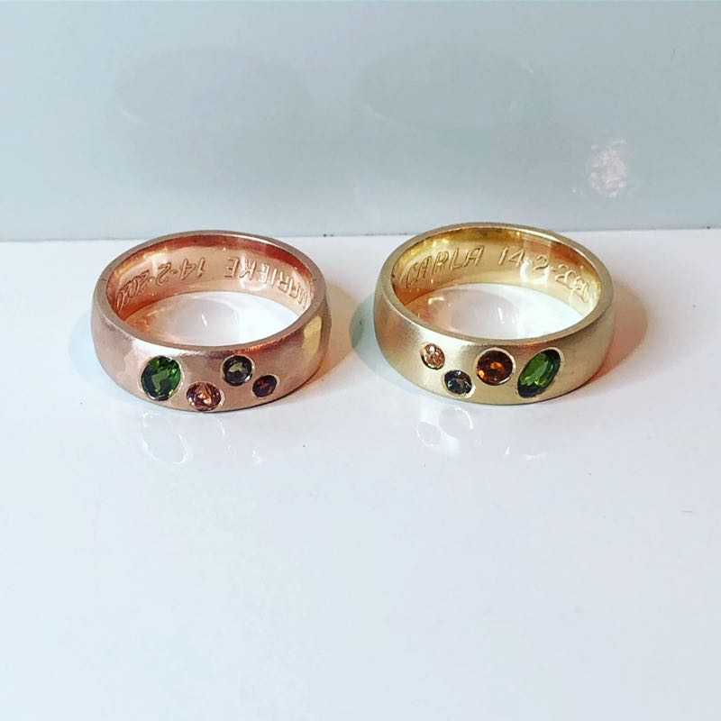 Rosé gouden trouwring en geelgouden trouwring met mooie groene toermalijn en granaat in diverse kleuren.